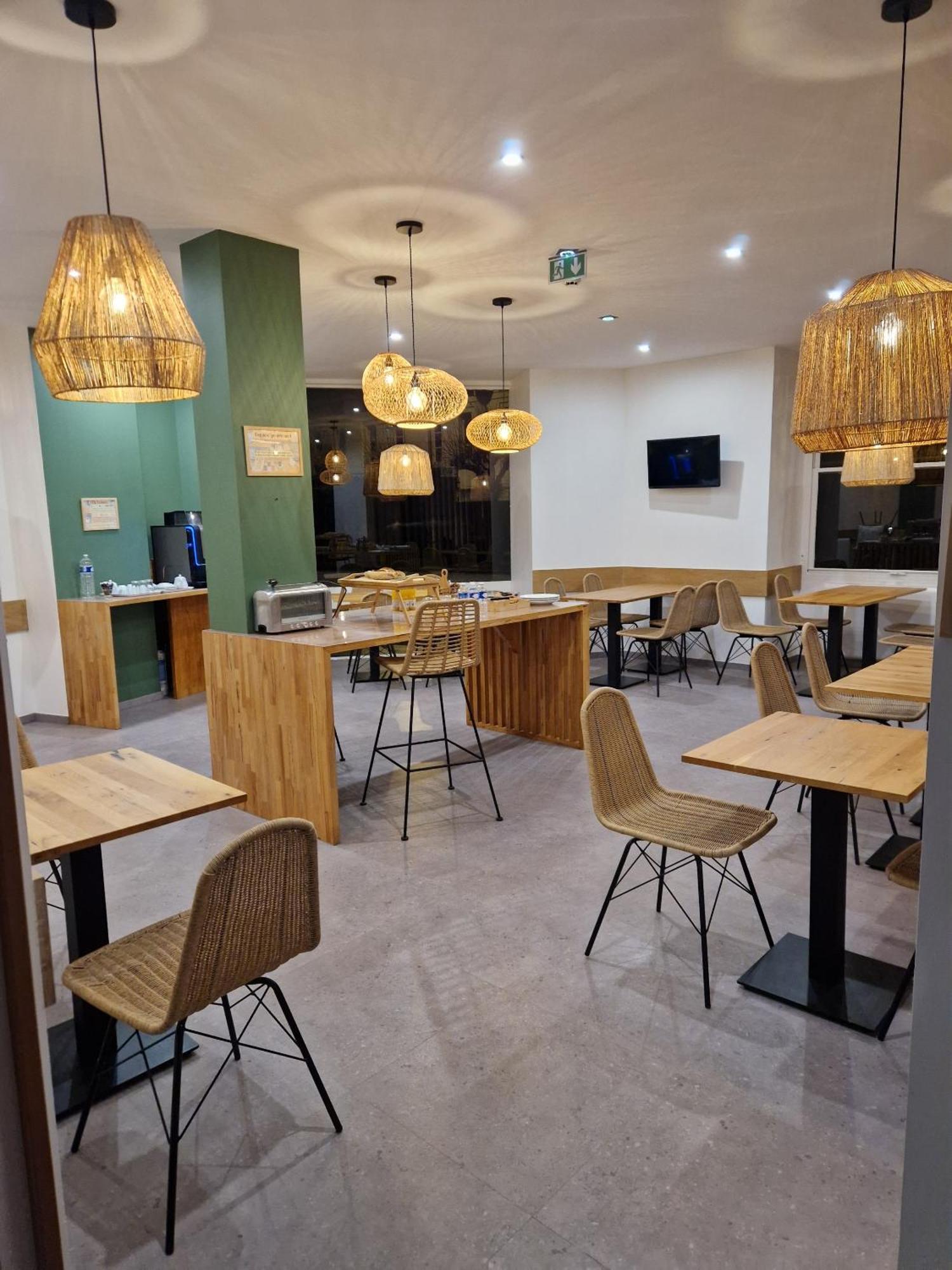 Le Phenix Hotel 3*